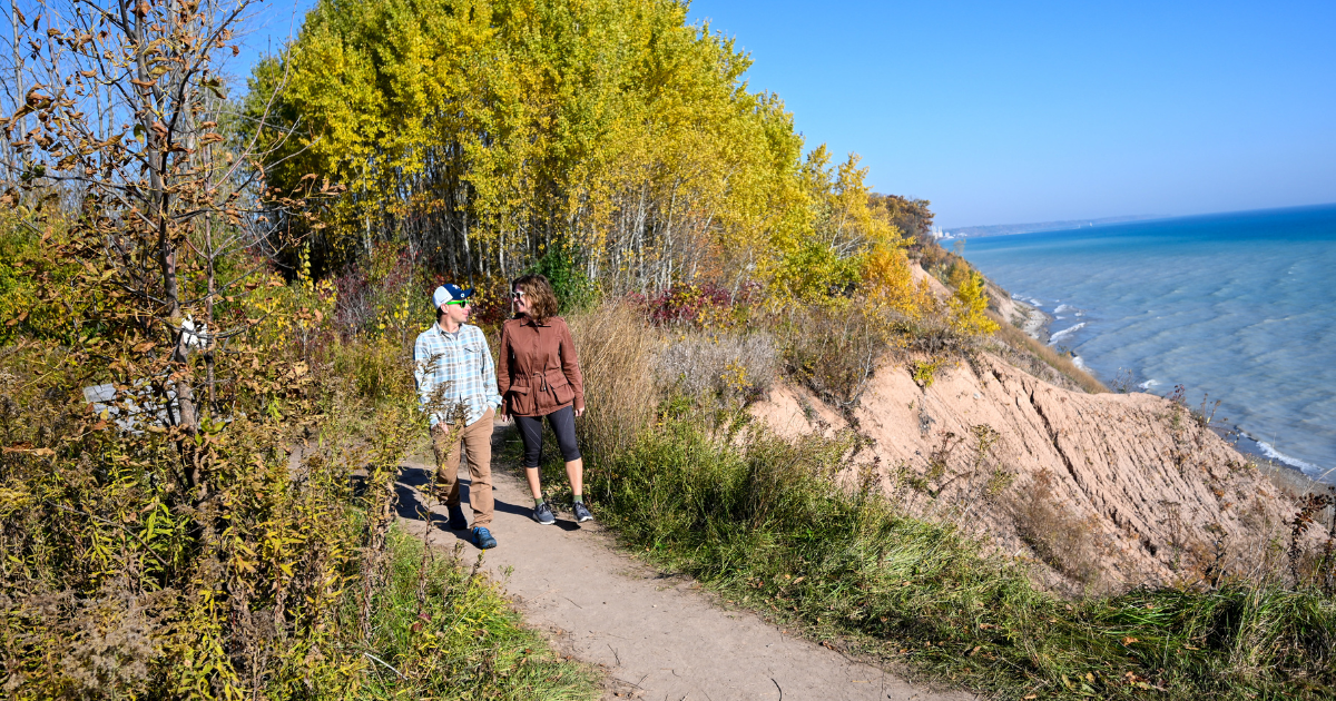 Couple hiking at Lion's Den Gorge Nature Preserve
